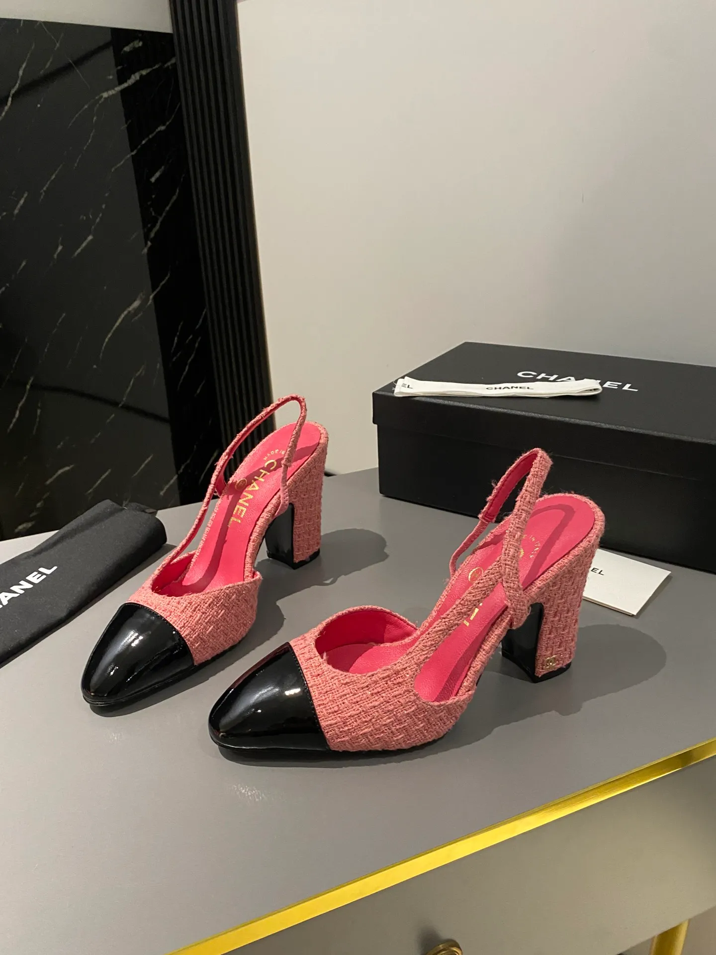 👟👟Ex-factory price 520👟👟 Purchase grade, high-heeled version, Chanel classic slingback sandals. We have been making this model for the past few years. This year, we will re-purchase the version and make a detailed copy again. I found that the upper lines and body comfort of the new version have been slightly adjusted! The brand won't say anything because the overall appearance difference is not big and it doesn't affect wearing. All colors now produced are produced according to the latest styles! What you buy is the latest classic model from the counter, made of imported mixed sheepskin surface material, imported mixed sheepskin, and Italian imported cowhide leather soles! High heels 9.5cm Size: 35-39 Other sizes can be customized (customized sizes 34, 40, 41, 42, 43 are non-refundable and non-exchangeable)